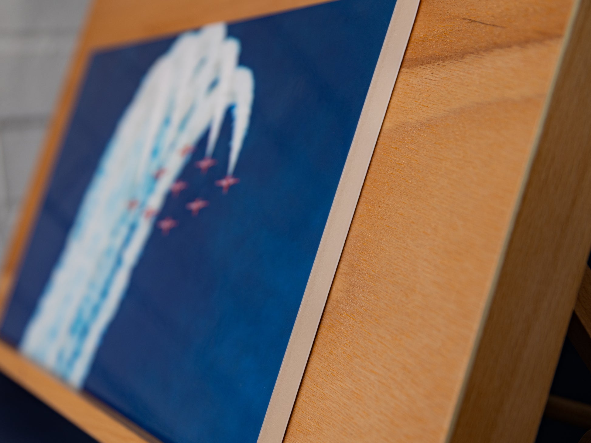 Angledclose up of metallic print mounted showing depth of 5 mm foamboard.